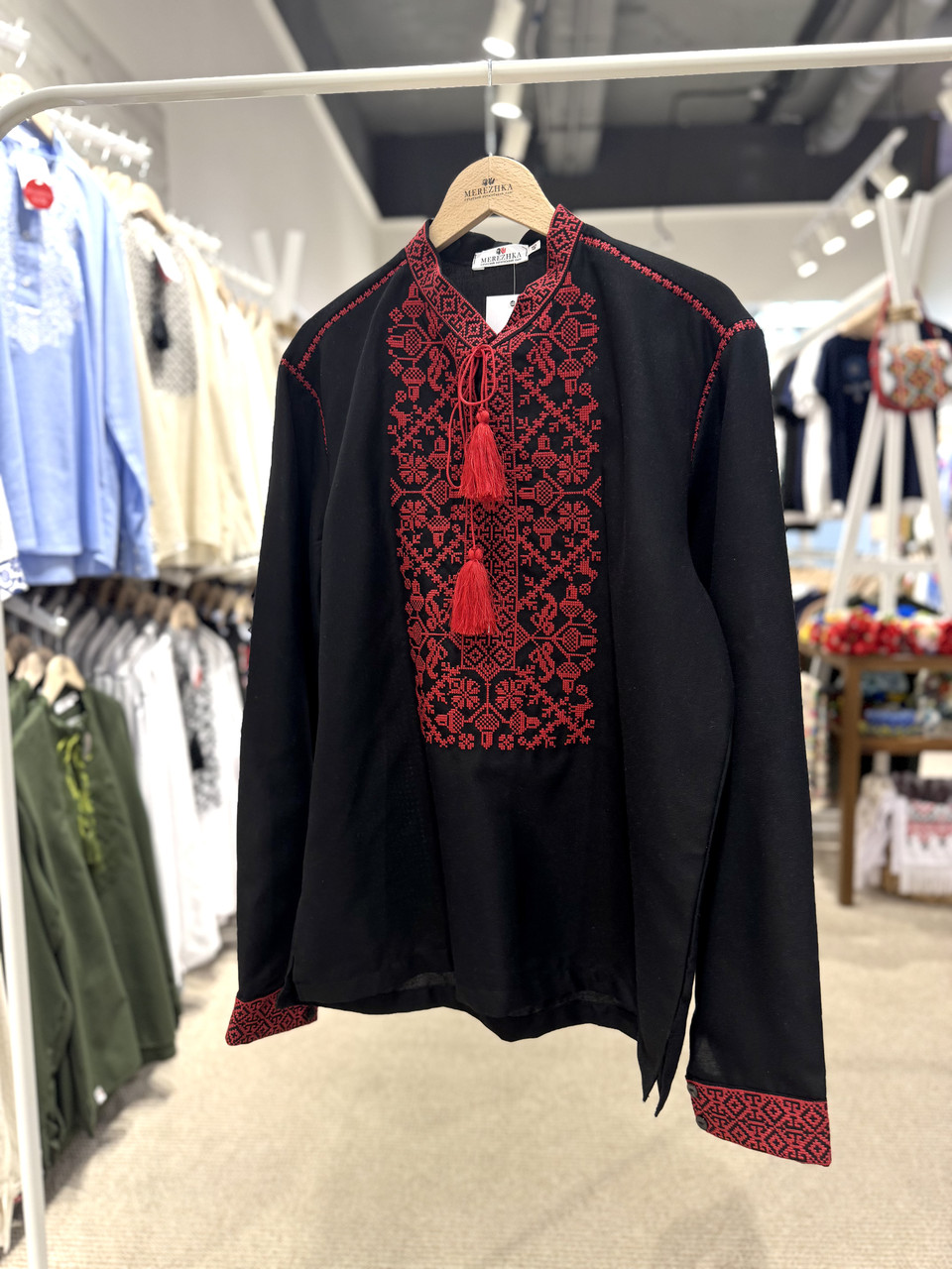 Чоловіча вишиванка MEREZHKA "Володимир" (чорна-червона)