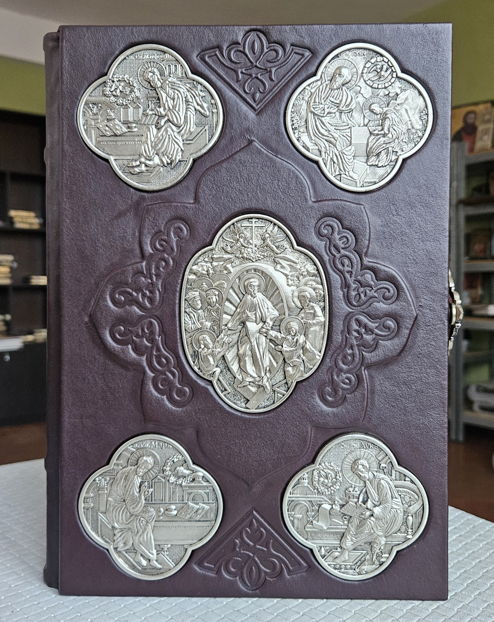 Книга Біблія в гравюрах Гюстава Доре в шкіряній палітурці, українська мова, накладки срібло, розмір книги 21,5*30., фото 1