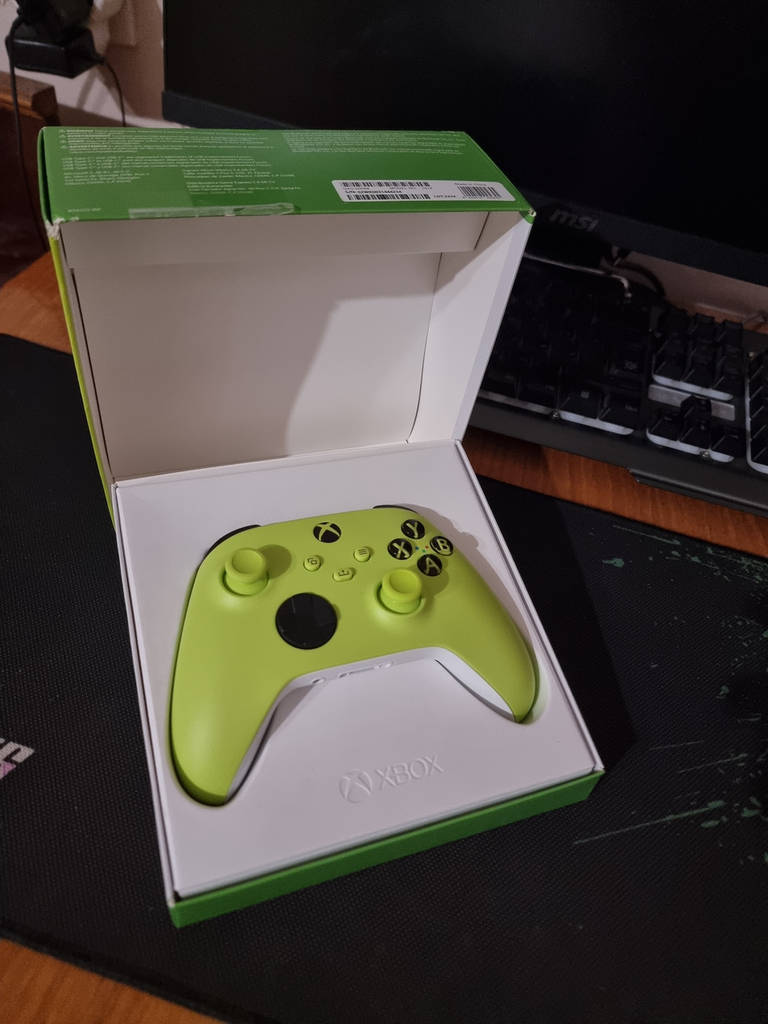 Ігровий джойстик Microsoft Xbox Series X | S Wireless Controller with Bluetooth (Electric Volt) - фото покупців 1