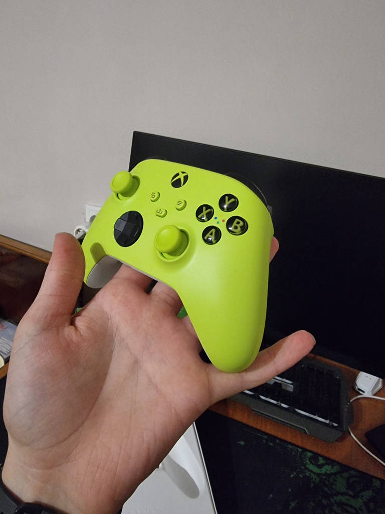 Ігровий джойстик Microsoft Xbox Series X | S Wireless Controller with Bluetooth (Electric Volt) - фото покупців 2