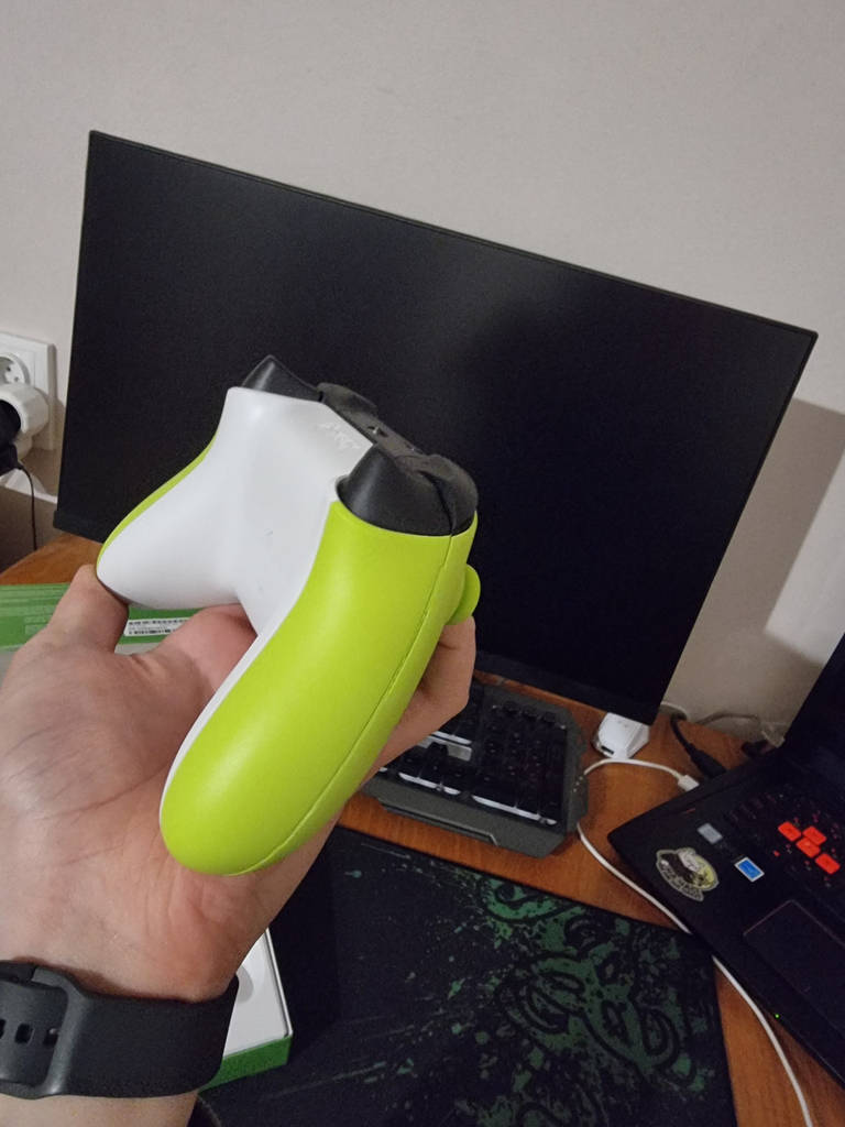 Ігровий джойстик Microsoft Xbox Series X | S Wireless Controller with Bluetooth (Electric Volt) - фото покупців 3