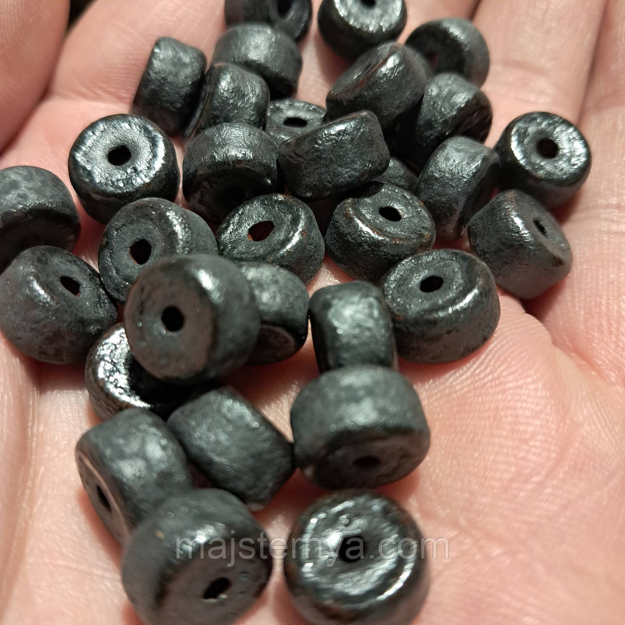 Керамічна намистина чорна, 10мм*6мм. Косівська кераміка намистини ручної роботи.