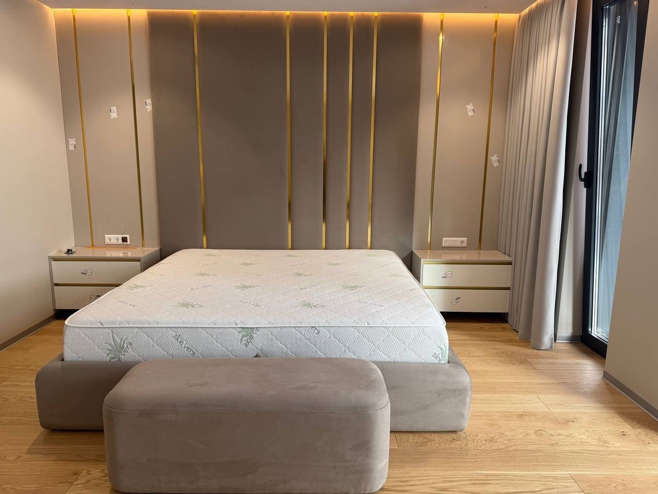 М’яка панель, ліжко, матрац і банкетка