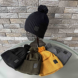 Дитяча шапка  з логотипом з помпоном