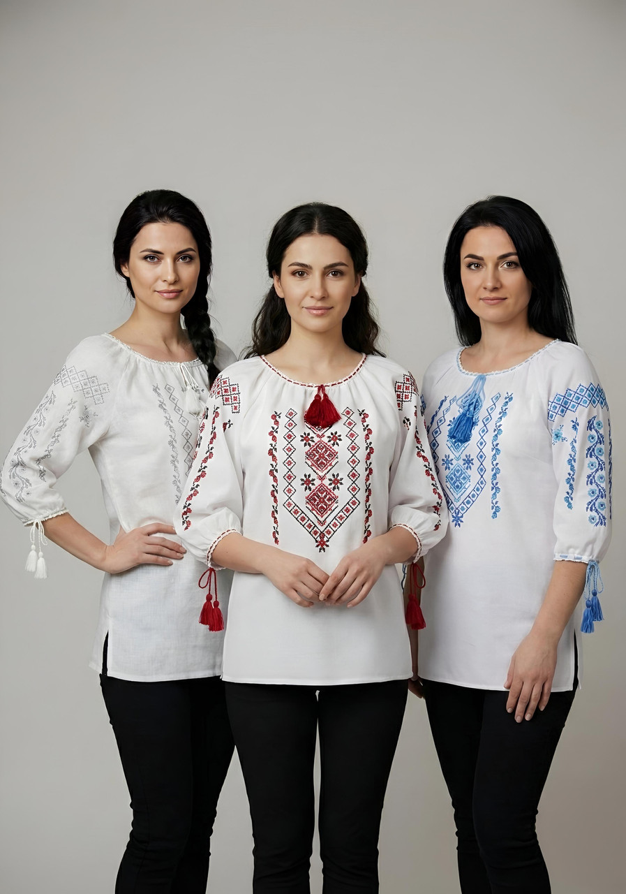 Стильна жіноча вишиванка із геометричним орнаментом на білій тканині