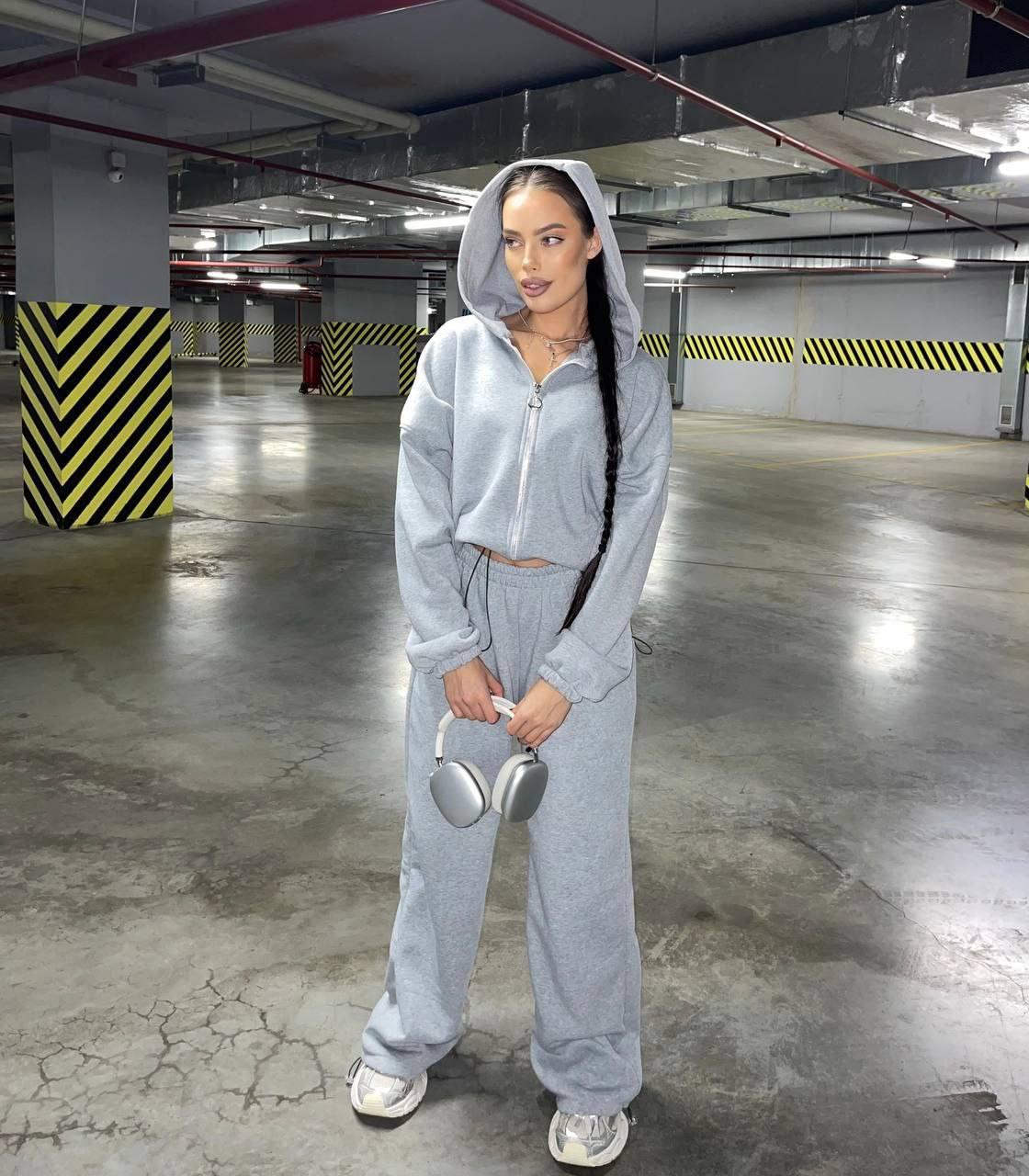 Модний і стильний велюровий костюм з капюшоном, фото 1