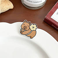 Брошка капібара з квіткою