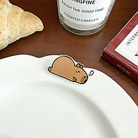 Брошка капібара спить