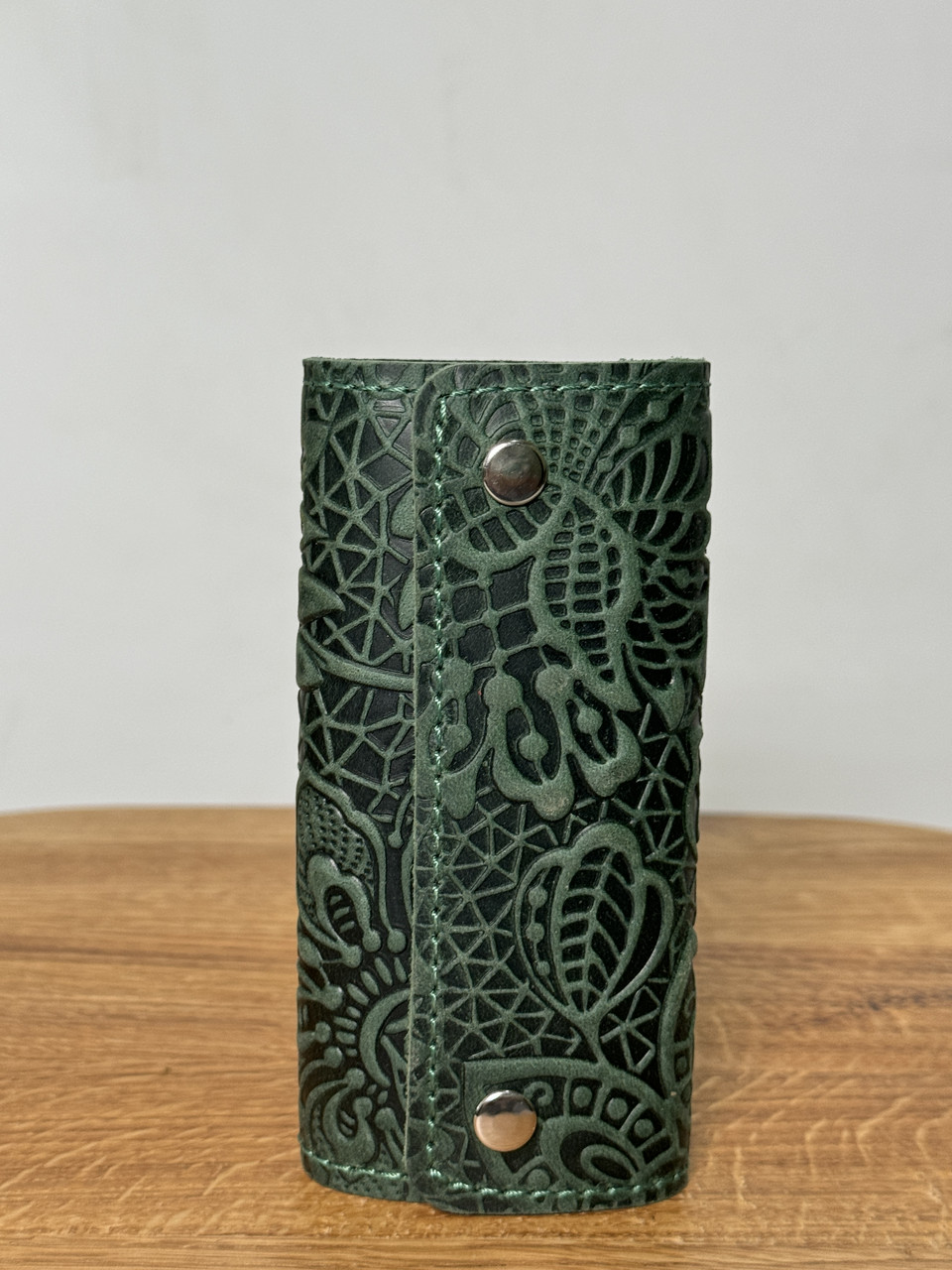 Шкіряна ключниця з тисненням "Мережка", 6 карабінів, зеленого кольору, 13х7 см, фото 1
