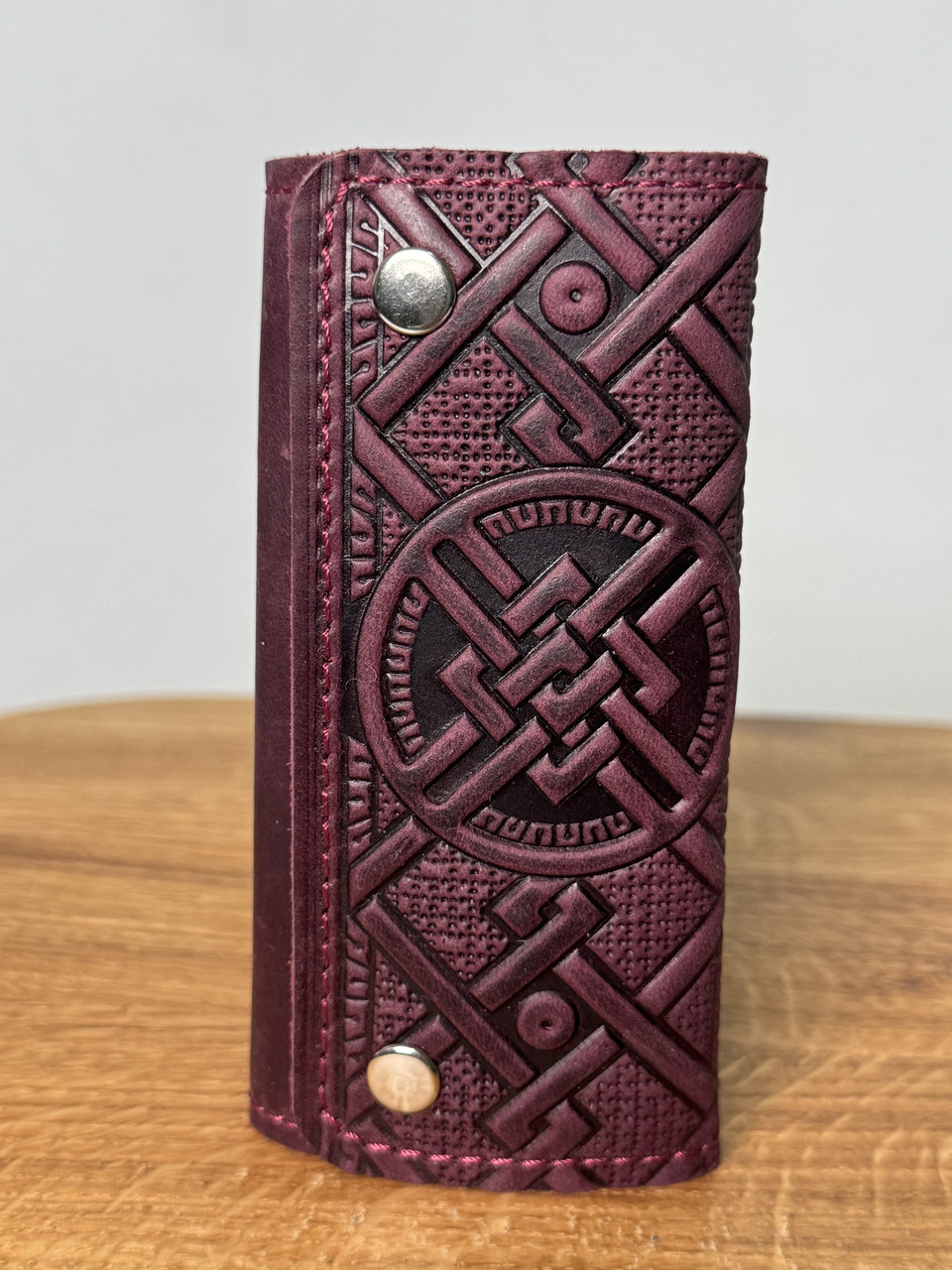 Шкіряна ключниця з тисненням "Аркан", 4 карабіни, кольору марсала, 13х7 см, фото 1