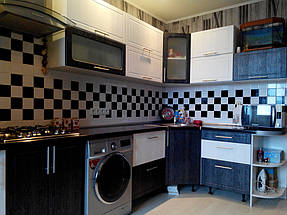 Общий вид угловой кухни с фасадами пленочный МДФ