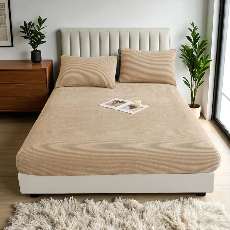 Простирадло на резинці велюр KOLOCO 180 х 200+25 см з двумя наволочками бежевий, фото 1