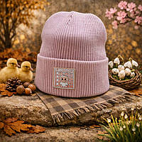 Універсальна шапочка від 2 до 16 років пудрова з нашивкою Лабубу дуже зручна на хододну осінь теплу зиму