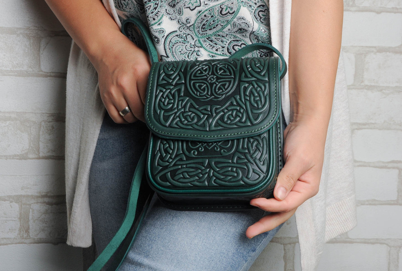 Шкіряна жіноча міні-сумочка з тисненим орнаментом "В'язь" зеленого кольору, 16×19×6 см, фото 1