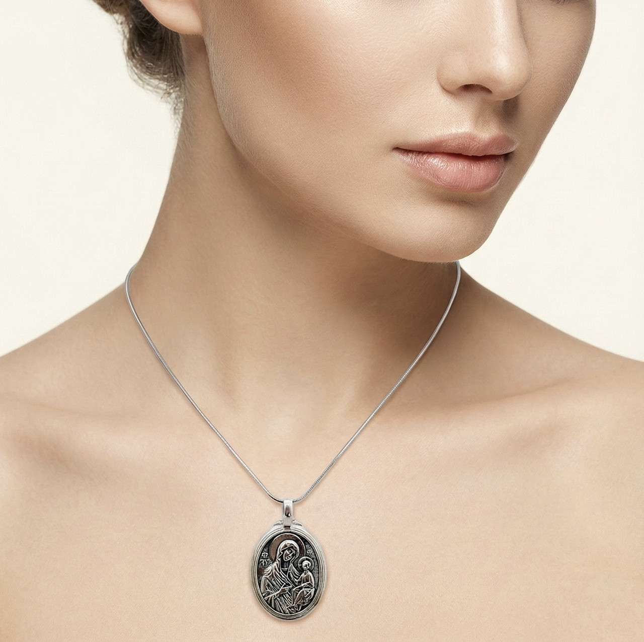 Срібна ладанка "Божа Матір" чорнена — оберіг душі та серця з глибоким духовним змістом, фото 1