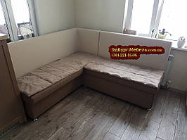 Кухонний куточок із чохлами на сидіння