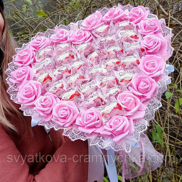 Рожевий букет з Raffaello — подарунок для коханої Рожевий букет з цукерок Raffaello — ніжний солодкий подарунок для коханої дівчини на День закоханих, день народження або 8 Березня