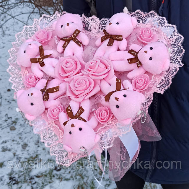 Букет з м’якими іграшками для дівчини Букет з м’яких іграшок для дівчини — незвичайний подарунок з ефектом вау, альтернатива квітам на День закоханих