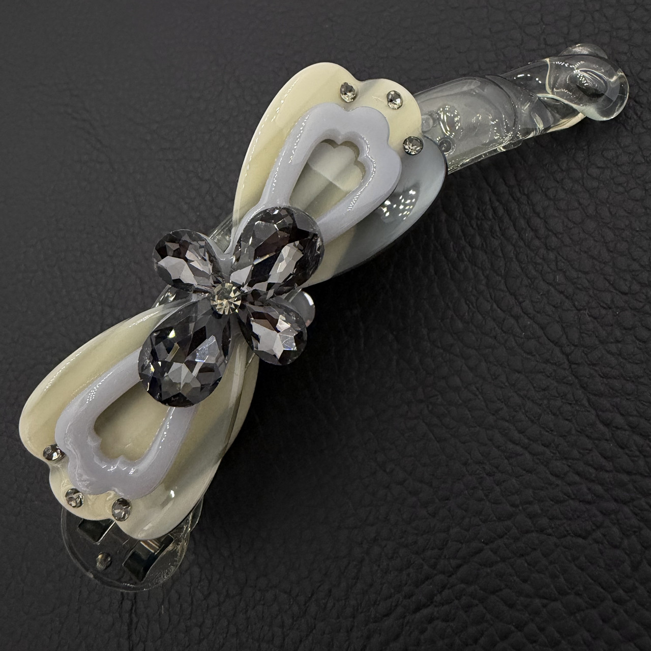 Заколка банан для волос прочный пластик разноцветный в виде бантика с серыми стразами размер 10 см высота 2.5 см