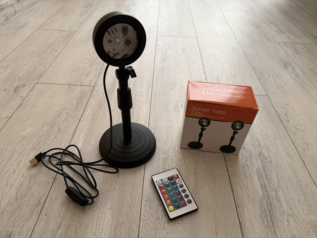 Проєкційна лампа Sunset Lamp RGB c пультом - фото покупців 1