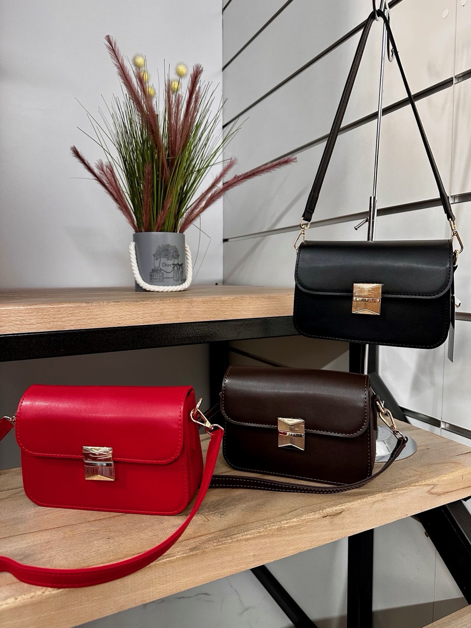 Жіноча сумка коричнева крос-боді 14*20,5 см із клапаном зі штучної шкіри Nata, фото 1