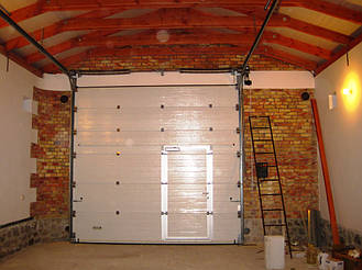 Ворота Алютех промышленной серии с торсионными пружинами для больших гаражей и проемов. Встроенная калитка. Используется стандартный тип монтажа. Рекомендуется управление цепным редуктором или автоматическое.