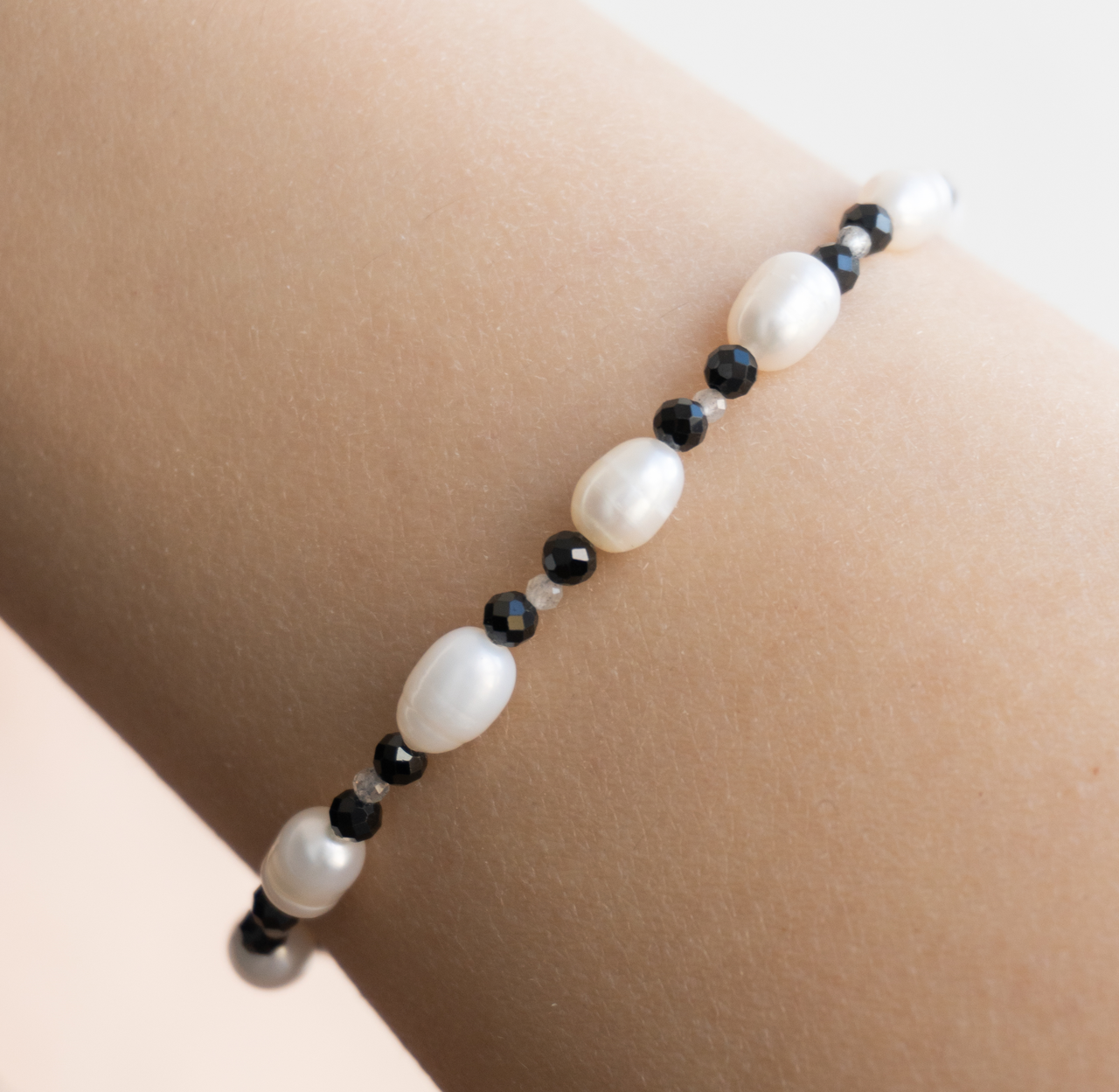 Браслет з натуральних перлин та чорної шпінелі жіночий, фото 1