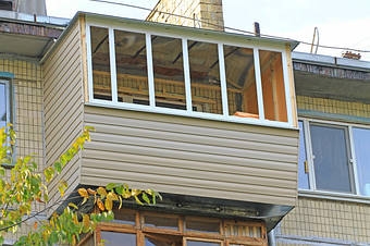 Переваги зовнішньої обшивки балкона сайдингом