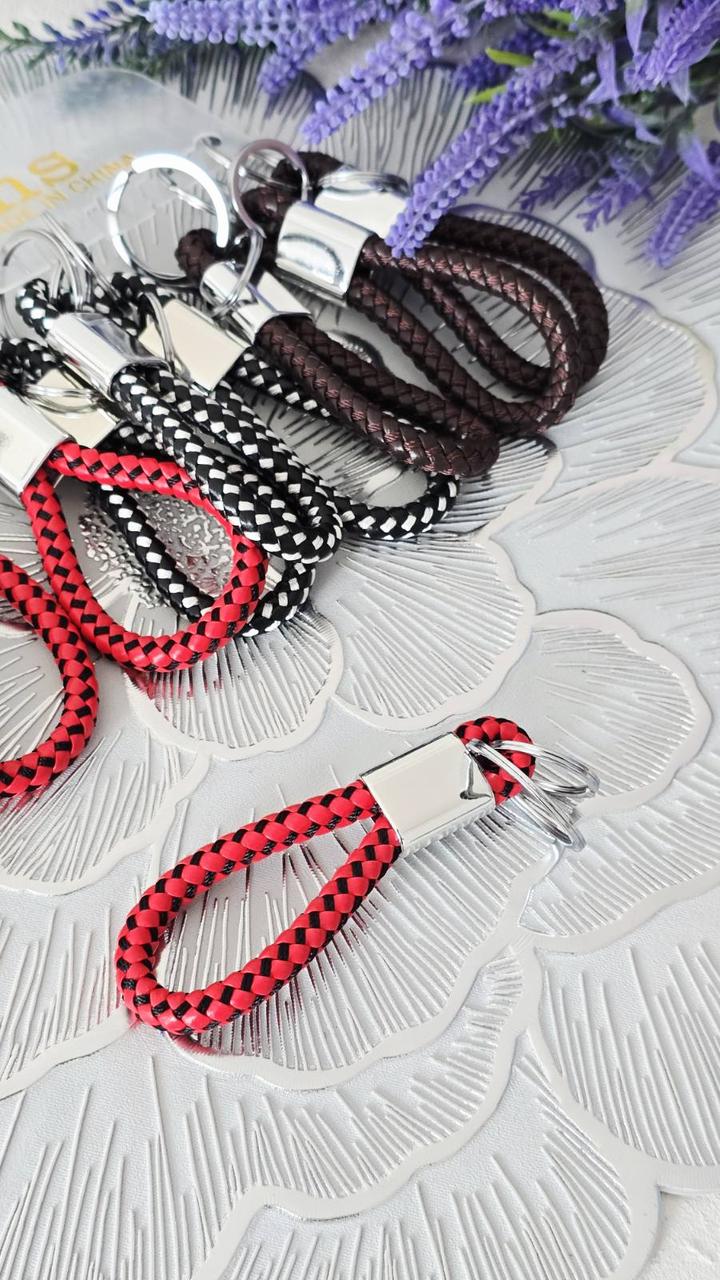 Сувенірні шкіряні брелки на ключі