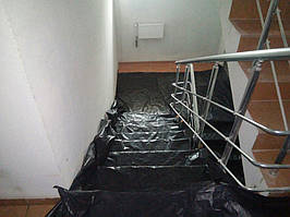 Ретельне укриття плівкою сходових клітин та сходів.