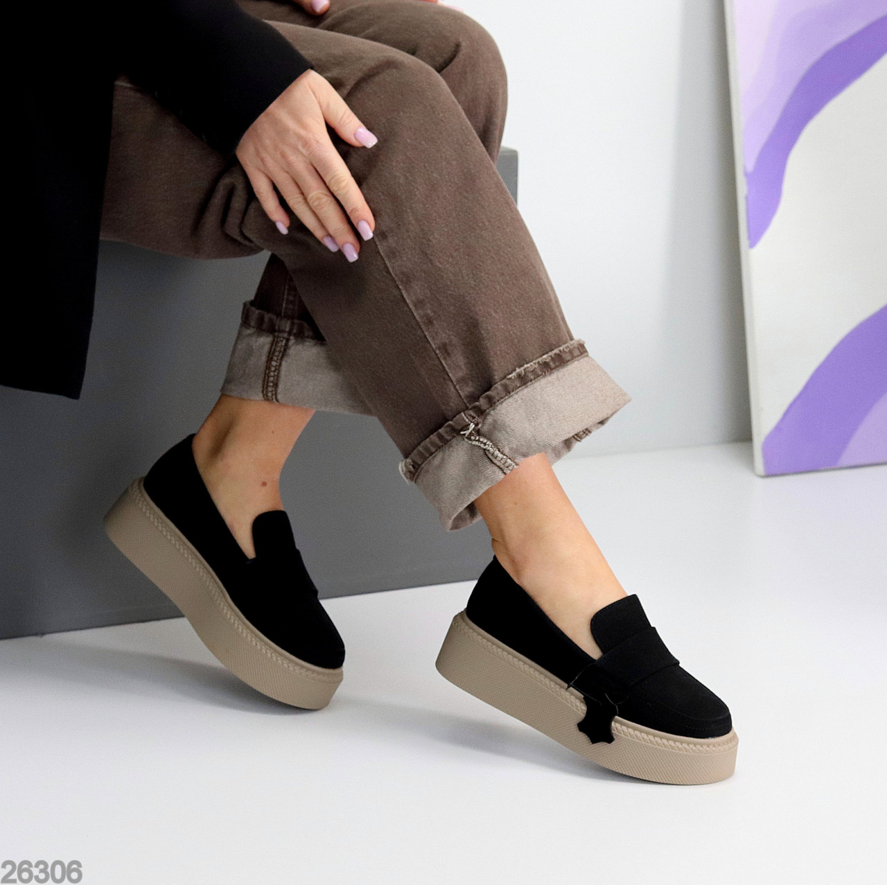 Сучасні універсальні чорні замшеві лофери на бежевій платформі, фото 1