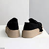 Сучасні універсальні чорні замшеві лофери на бежевій платформі, фото 3