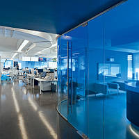 Тонировка окон фасадов, окон в офисе, офисных перегородок витражной пленкой Sun Control NR Blue 20