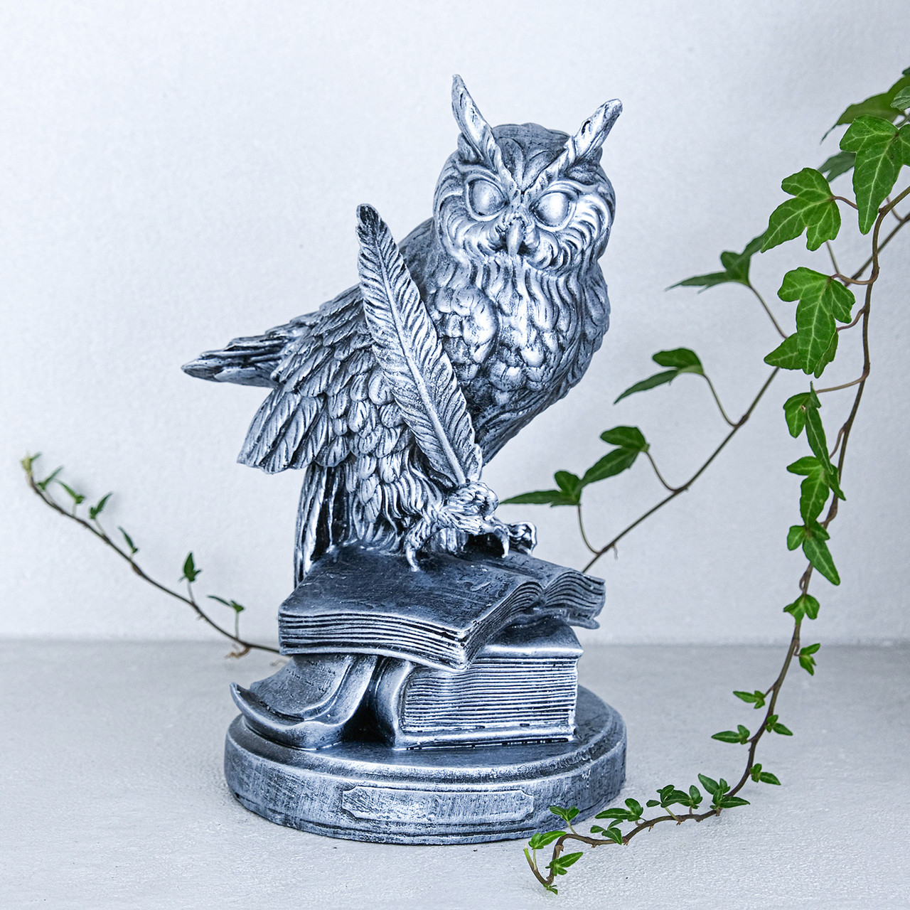 Декоративна статуетка "Сова на книгах з пером" з полістоуну висота 23 см, фото 1
