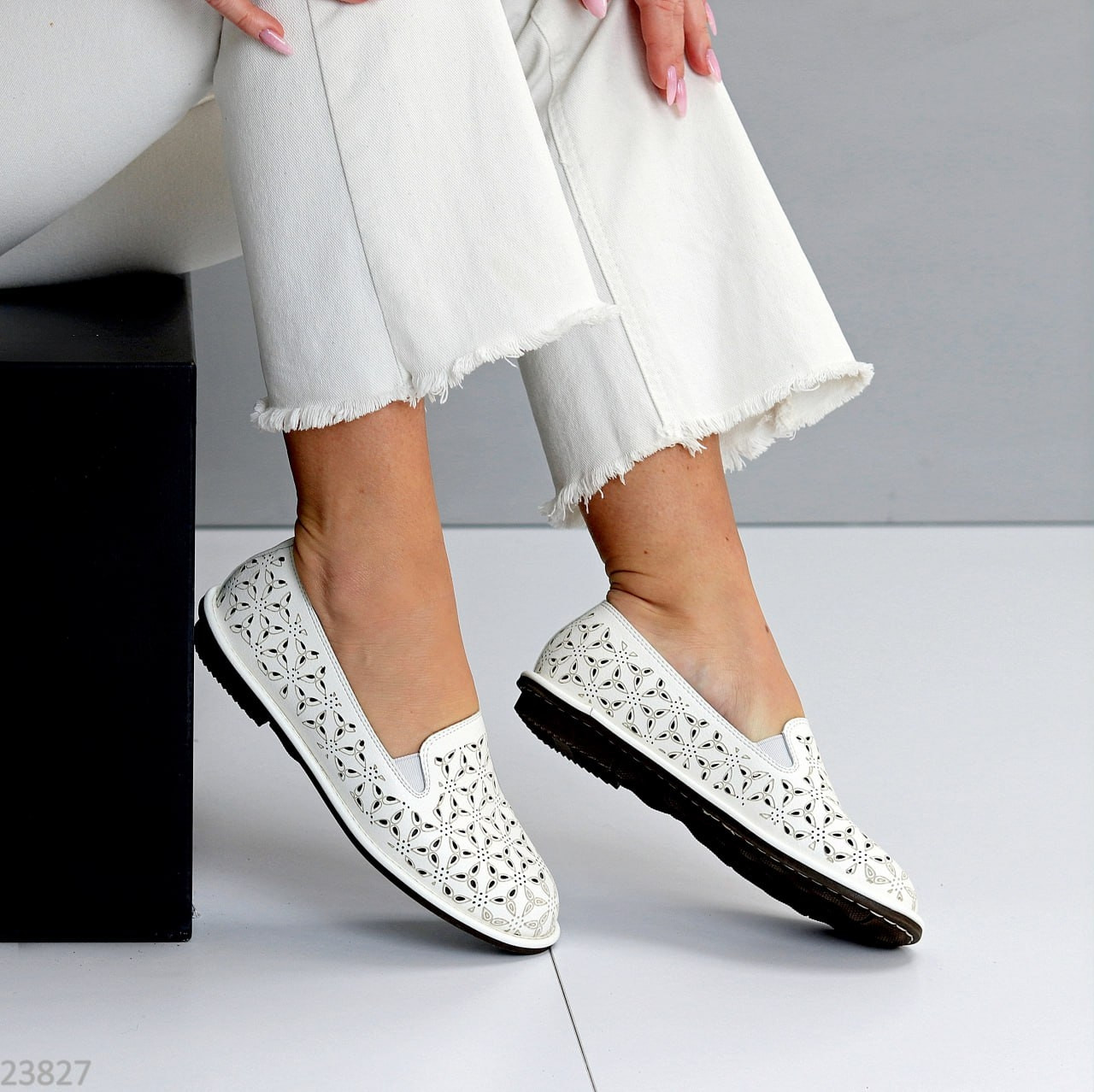 Елегантні білі шкіряні сліпони з фігурною наскрізною перфорацією, фото 1