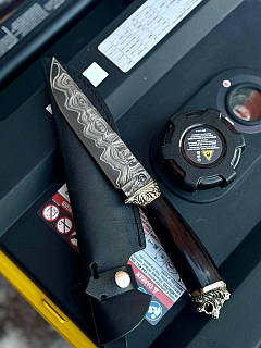 Ніж ручної роботи з ламінованого дамаска «Лев #18» зі шкіряними піхвами 60-61HRC.