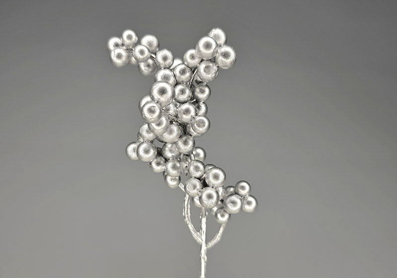 Гілка зі срібними пінопластовими ягодами 20 см С30344