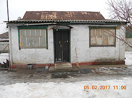 Первая фотография, присланная заказчиком. Общий вид в анфас, с верандой на первом плане.