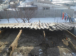 Демонтировано листовое железо с крыши самого дома, аккуратно снимается шифер с веранды.