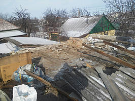 Разобраны и спущены вниз кирпичные фронтоны и обрешётка чердака. 