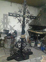 Кованый крест с инициалами надгробный