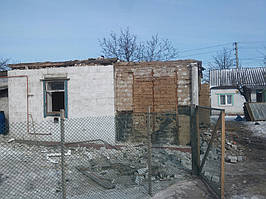 С крышей на доме и пристройке полностью покончено.