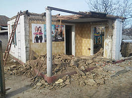 Пристройка наполовину разобрана.