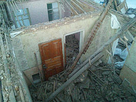 Конец первого рабочего дня - веранда демонтирована, перекрытие с обоих строений убрано.