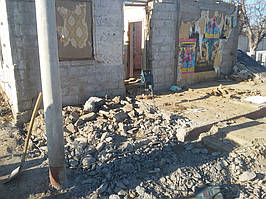 Второй, к счастью, уже солнечный день. Температура воздуха утром минус 13 градусов. Начат демонтаж бетонного основания в пристройке (100 мм толщиной, очень крепкий бетон, хорошо что без арматуры).