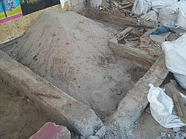 Полы убраны, песок, который под ними находился, собран в одно место. Возможно, при дальнейших строительных работах будет использоваться в качестве подсыпки.