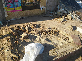 В одной из частей веранды под ДСП обнаружен песок.