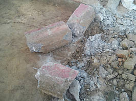 Начаты работы по демонтажу фундамента (сечение 350*250 мм, частично заглублён, арматуры мало).