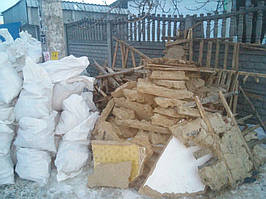 В этот день были погружены два КамАЗа, вынесен мусор на третий, заказанный на следующее утро. Помещение освобождено от остатков перекрытия. Осталось демонтировать пристенную дранку в самом доме, часть фундамента, погреб.