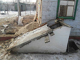 Разборка на составляющие наземной части погреба.